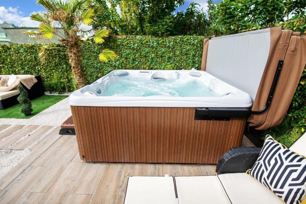 Luxury - Center - Large Garden With Hot Tub -7 Bedrooms-4 Bathrooms Apartment